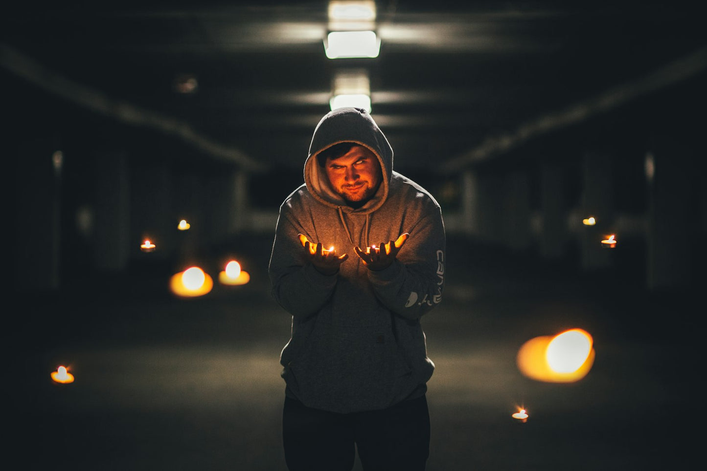 Oversize hoodie giyen erkek model